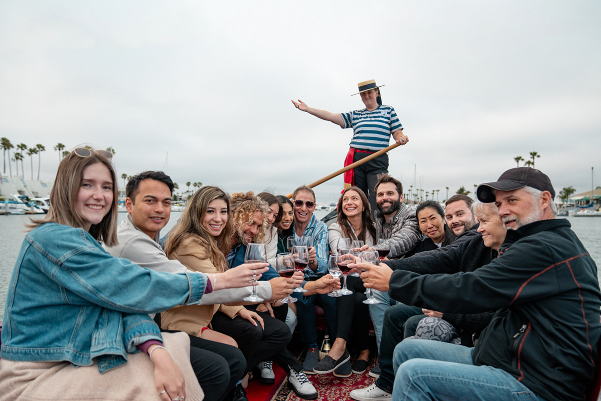 a group of people celebrating on a Caorlina